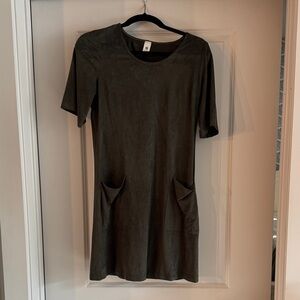 Elegant Faux Suede Dress with Pockets: Forest Green